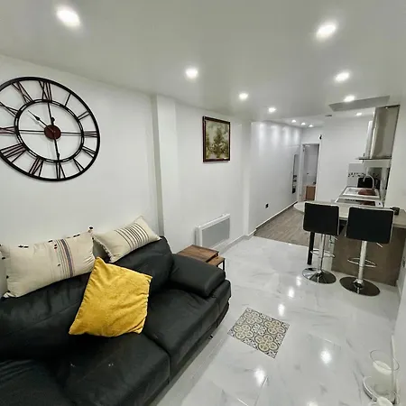 Verb Studio - North London Enfield Self Catering Holiday - Work Accommodation